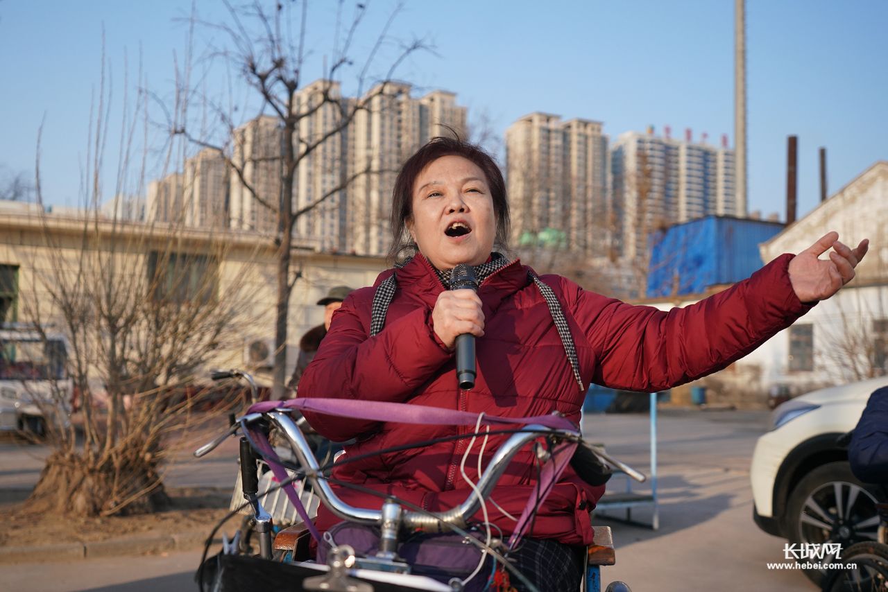 唐山大地震截瘫休养员李冬梅正在歌唱《我和我的祖国》。长城网记者 冯立华 摄