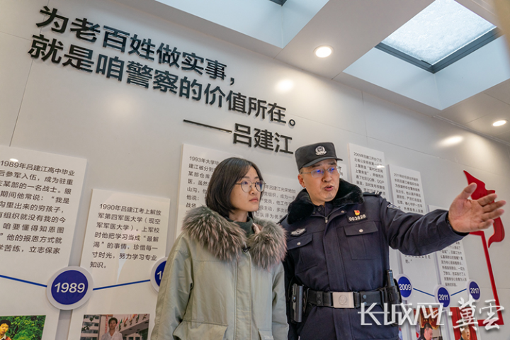 1警务站主任王永辉向记者介绍吕建江事迹。长城网•冀云客户端记者 马宁 摄