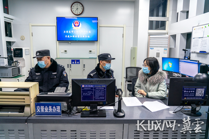 2值班民警于晓青向记者介绍日常警务工作。长城网•冀云客户端记者 马宁 摄
