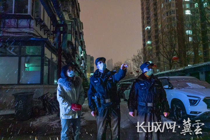 3记者跟随民警夜巡辖区。长城网•冀云客户端记者 马宁 摄