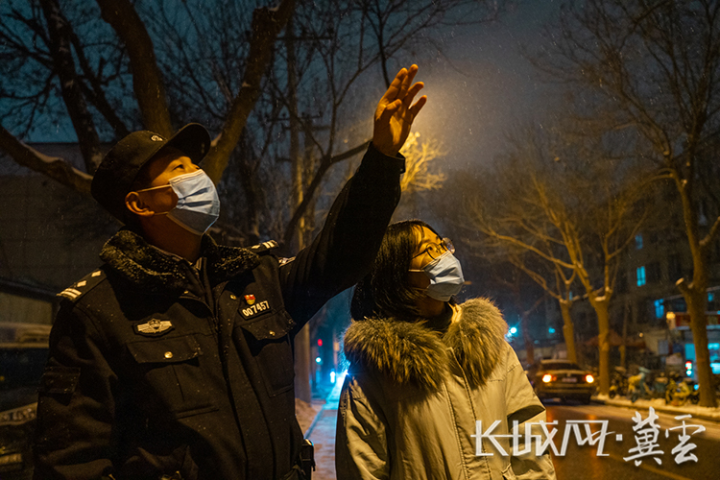 4民警崔钢和记者查看小区情况。长城网•冀云客户端记者 马宁 摄