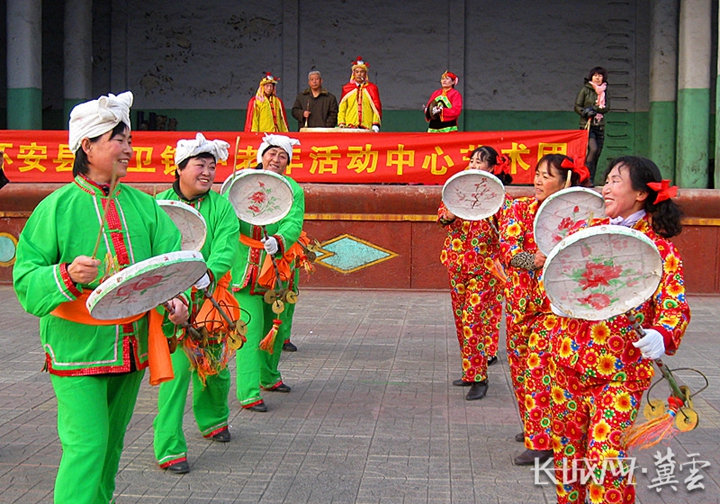 左卫镇农民剧团表演太平鼓.jpg