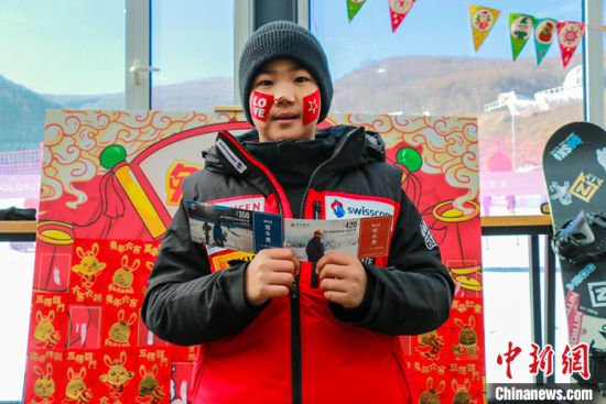 图为1月24日，小游客在多乐美地滑雪场内参与春节抽奖活动，感受浓浓年味。 中新社发 河北省张家口市崇礼区委宣传部 供图