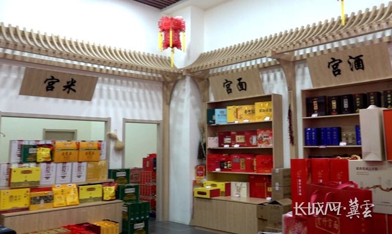 “宫文化”产品摆满展架。河北经济日报记者 李元华 摄
