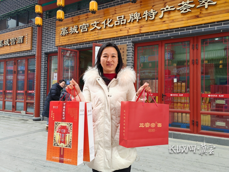 高月霞购买年货。河北经济日报记者 吴苗苗 摄