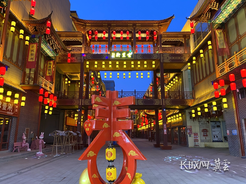 宫里街上灯光璀璨,年味十足。河北经济日报记者 李元华 摄
