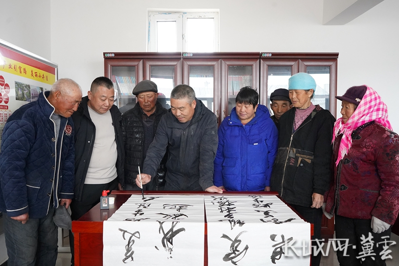 2村民在文化活动室内练习书法。李登峰 摄