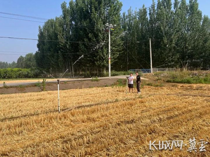 衡水深州市小李家庄村高产试验田里,自动伸缩式喷灌设备正在农田浇水。衡水市农业农村局 供图.webp_副本