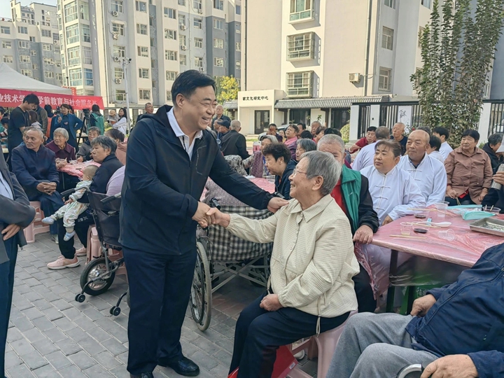 爱老有温度 重阳情更浓 秦皇岛市民政局开展重阳节走访慰问百岁老人活动