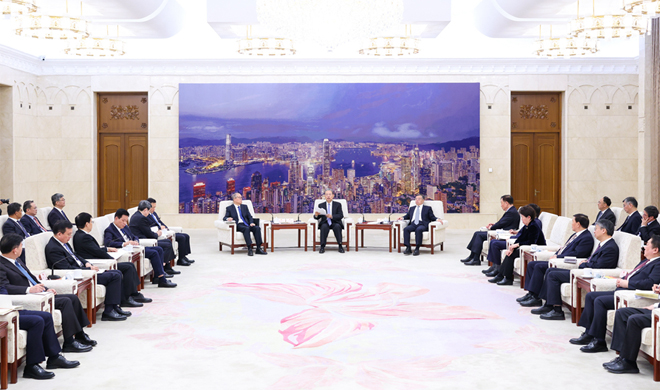 赵乐际看望参加十四届全国人大三次会议报道的新闻工作者