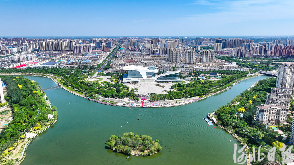 碧水绕湖城