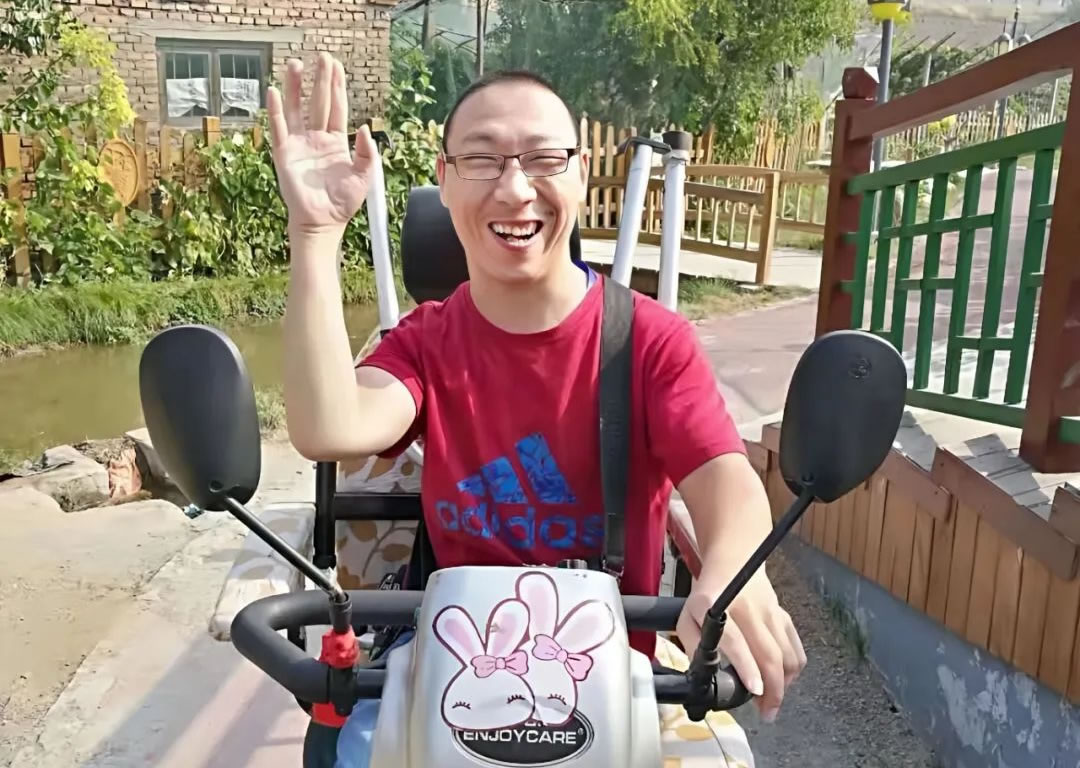 王刚：助行器相伴十八载公益路