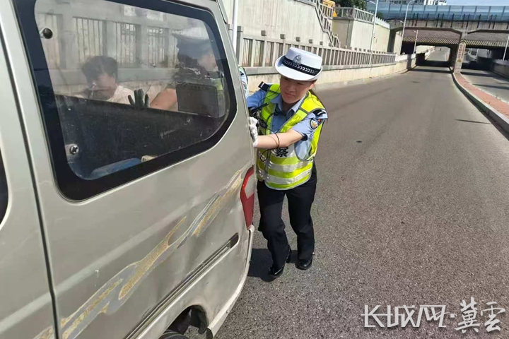 烈日下的守护 丰润交警帮助群众推车获赞
