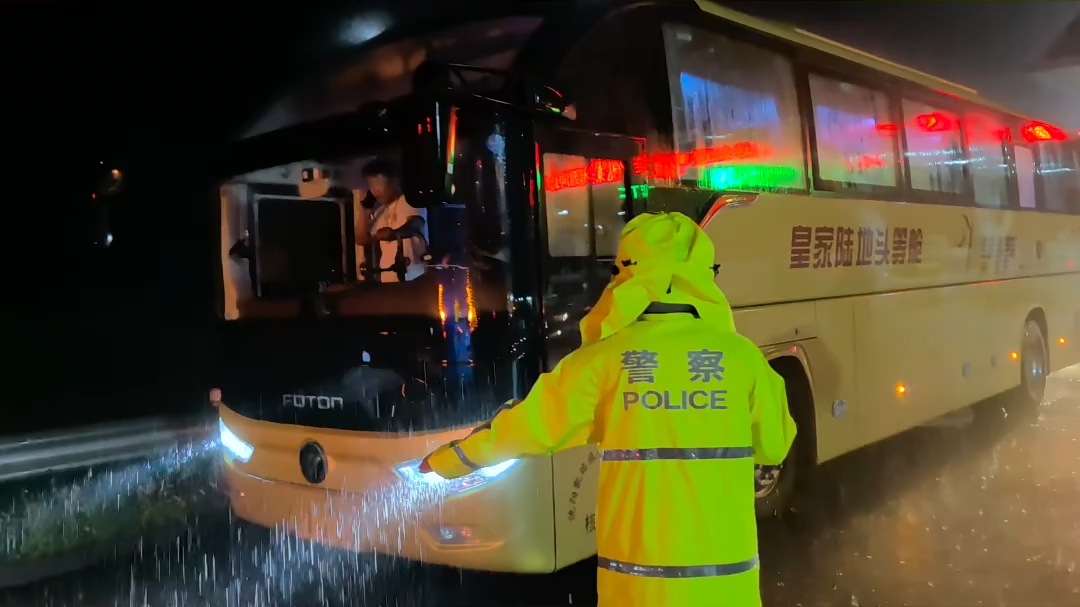 微视频 | 保定阜平县：大巴车因雨被困 高速交警护航开道