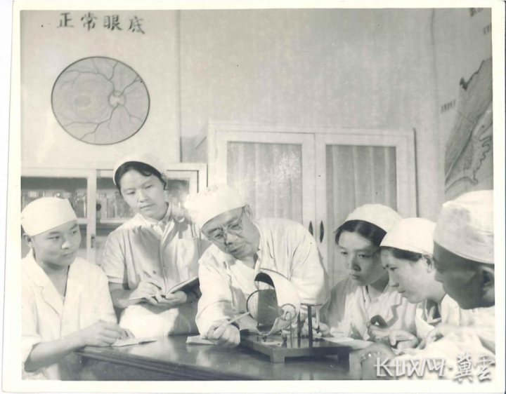 刘世钺开展临床教学，摄于1964年