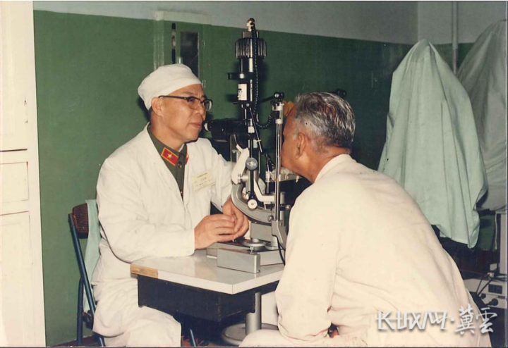 刘世钺为印度友人诊断眼疾，摄于1984年