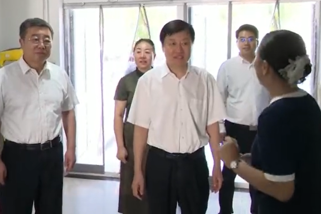 董晓航看望慰问教师和教育工作者