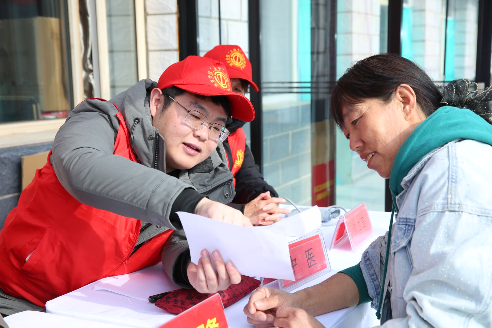 暖心服务“零距离”！2025年度省直劳模“大篷车”志愿服务活动走进张家口老掌沟村