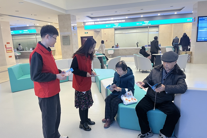 迁安：情暖重阳日 法护夕阳红