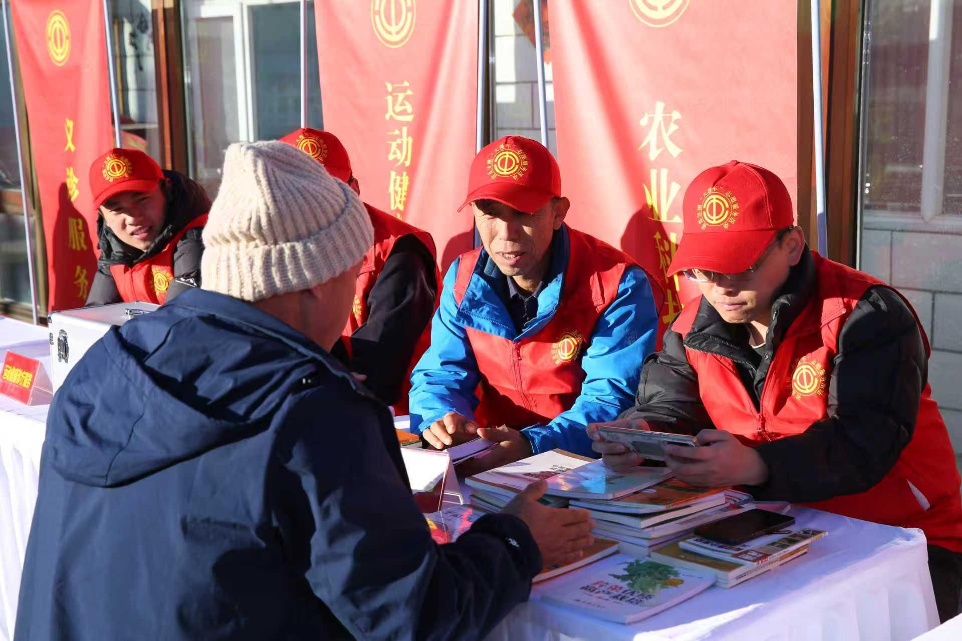 省直劳模“大篷车”开进沽源碾盘沟村 暖心服务送上门