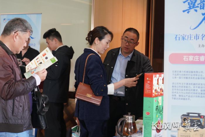 参会人员现场交流。 参会人员现场交流。