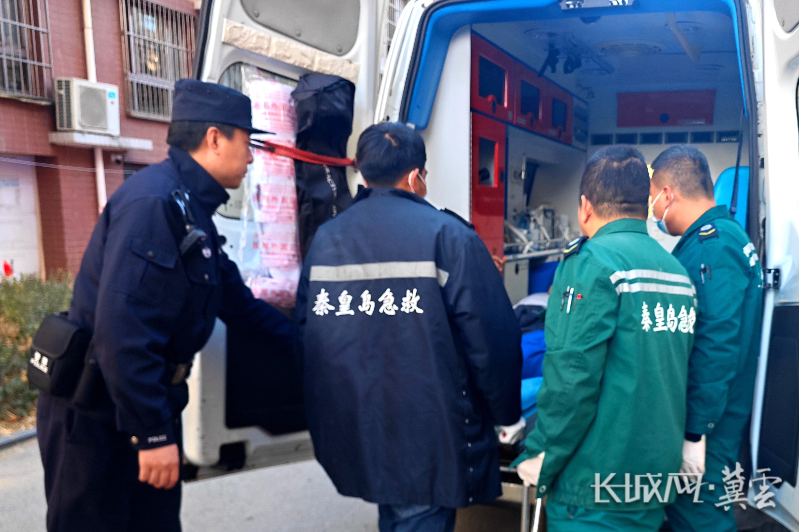 秦皇岛海防民警紧急救助突发疾病老人