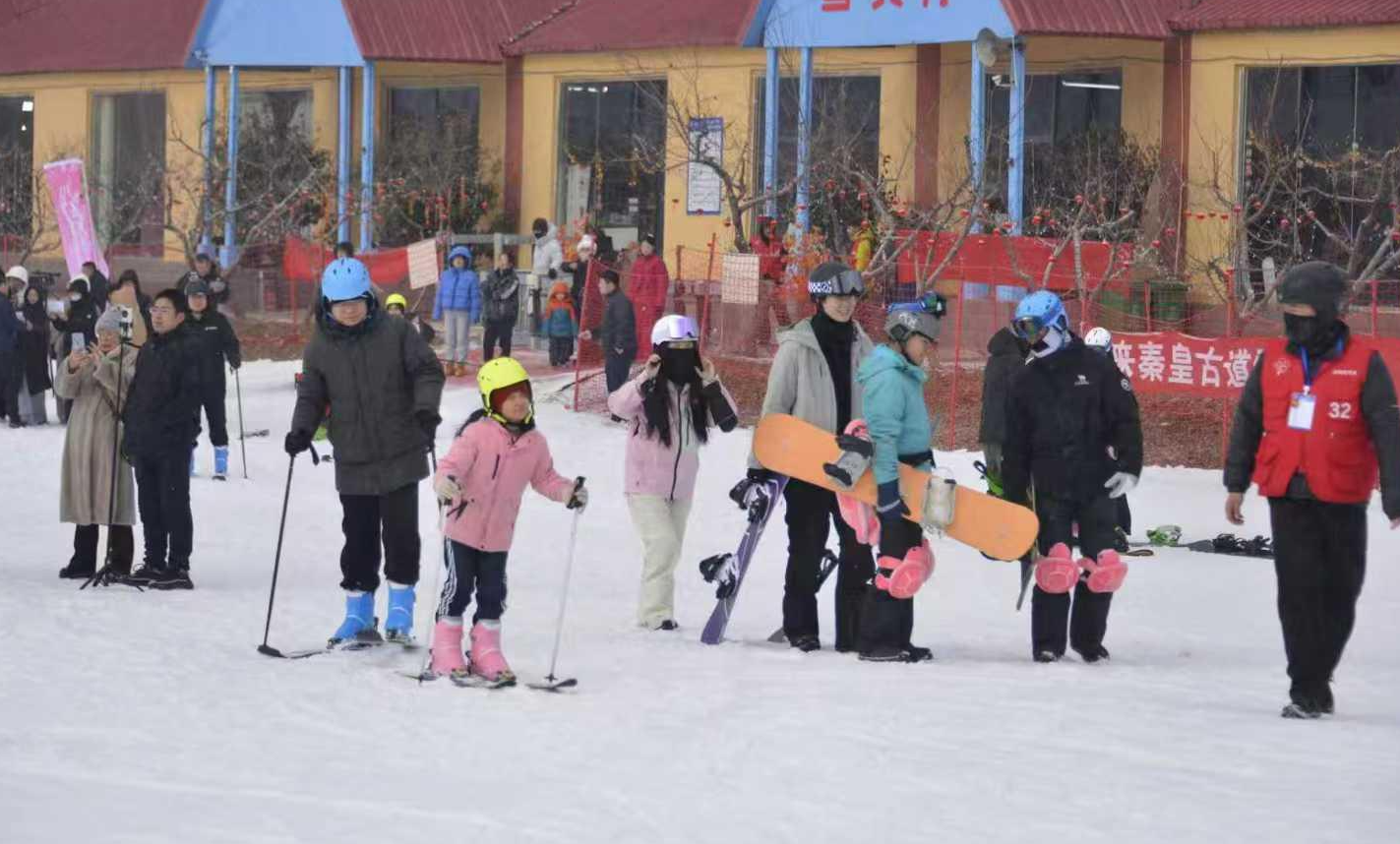 解锁文体旅融合新玩法 石家庄国风汉服滑雪专场在秦皇古道滑雪场开幕