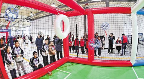 “空中足球”赛技能