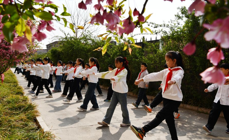 石家庄栾城区：春色满园校园美