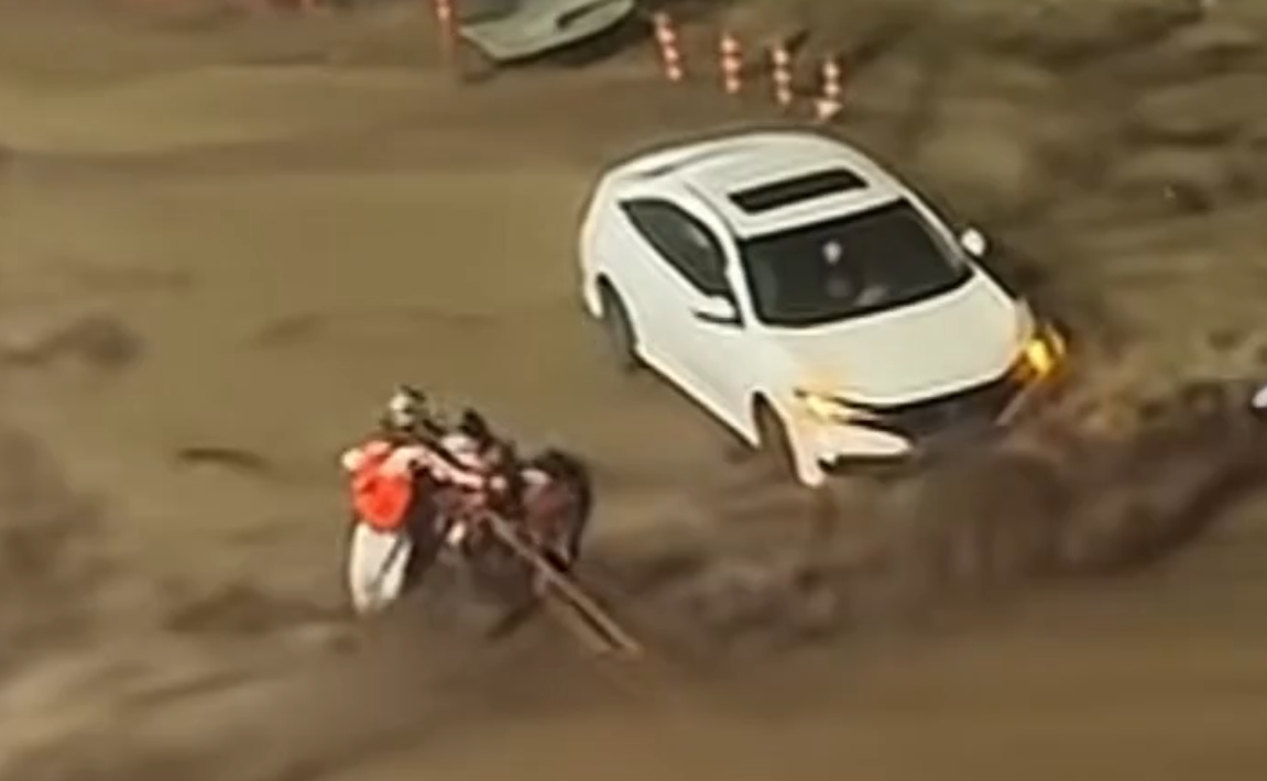 防汛第一线丨承德宽城消防员转移被困群众时险些被冲走，给家人报平安后继续投入救援