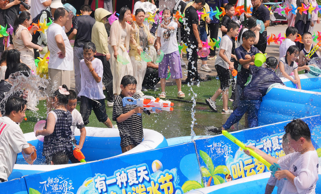 戏水享清凉