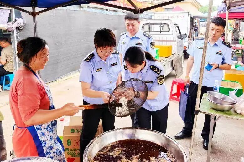 秦皇岛北戴河区市场监管局筑牢集市食安防线