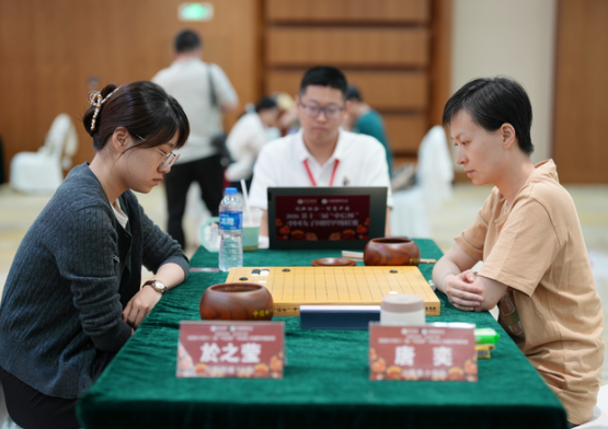 女子围甲崇礼落子 冬奥胜地捐建围棋教室