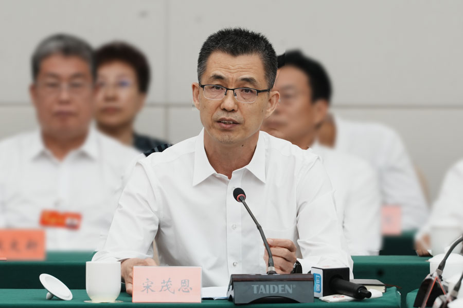 省通信管理局副局长宋茂恩回答问题