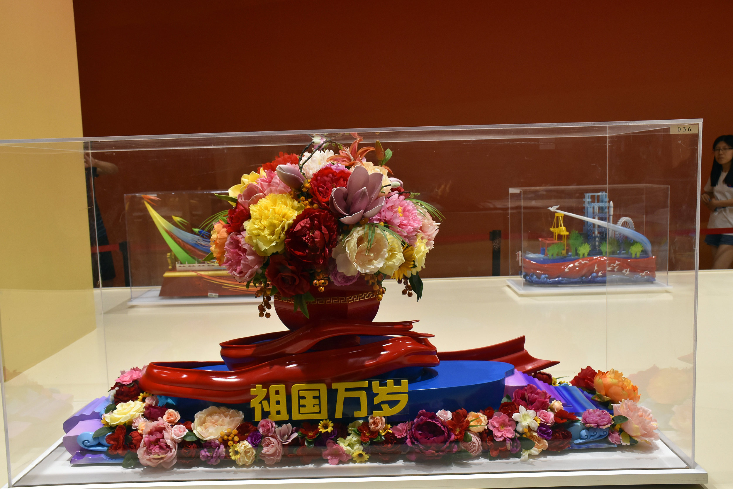 北京:国庆彩车1:20等比例模型展出