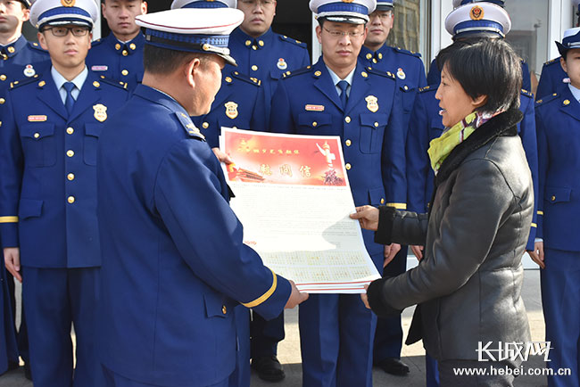 高新区管委会副书记郭建平一行亲切慰问区消防大队全体指战员