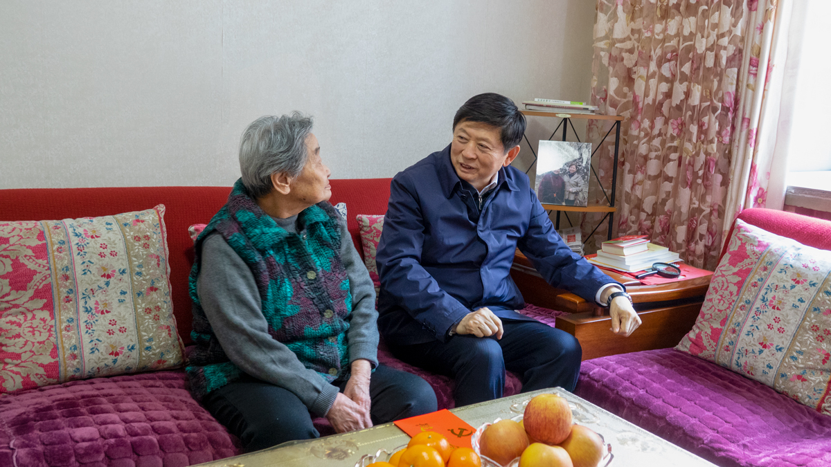 图为邢国辉,边发吉一行来到省政府宿舍,走进89岁高龄的老党员刘锡岩