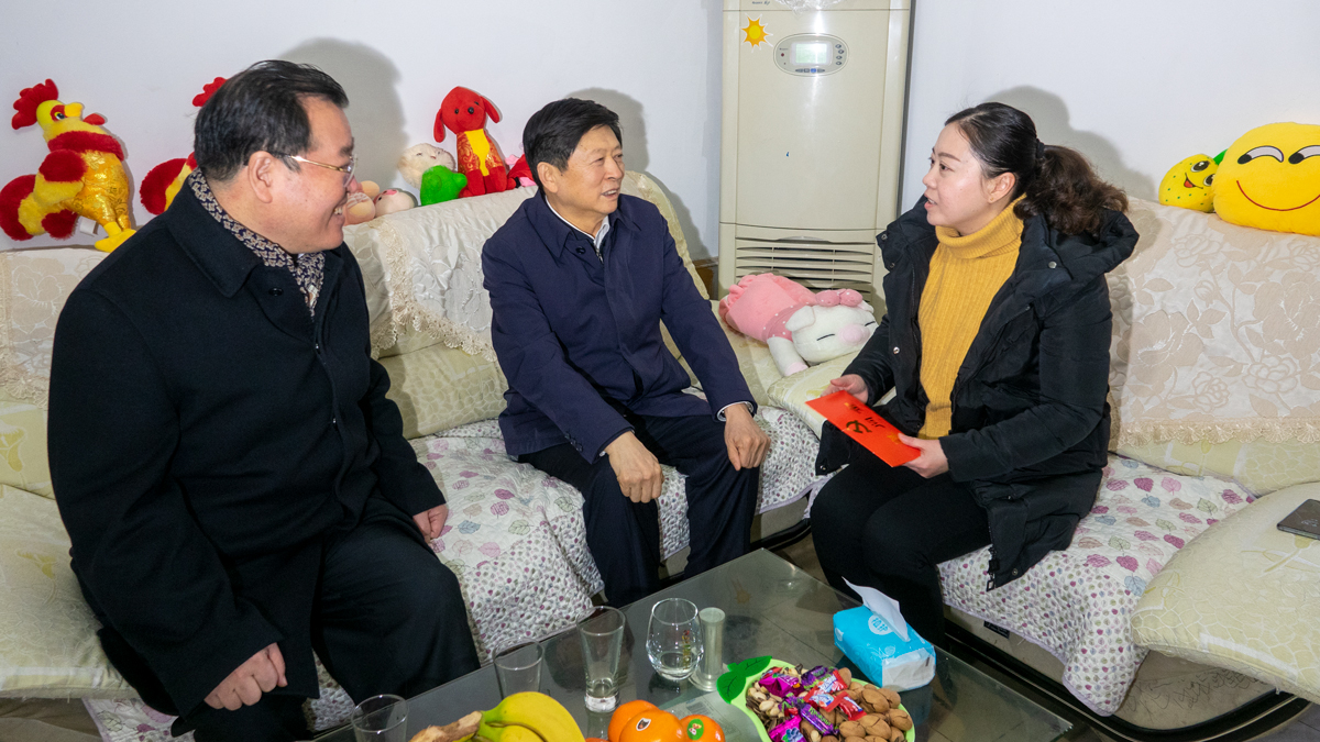 图为邢国辉,边发吉一行来到桥西区雅馨苑小区,看望慰问新华区城管局