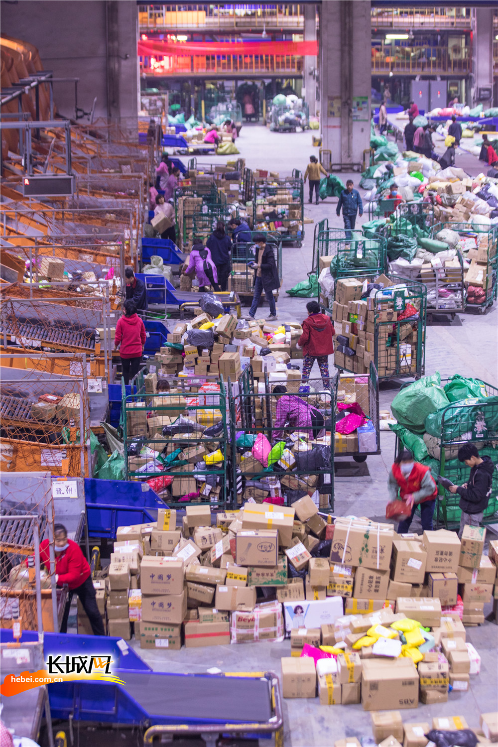 高清组图| 爆仓！你的“双十一”快递在这里-河北频道-长城网