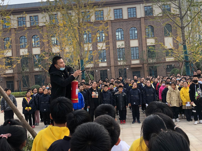 石家庄市南高营小学举行逃生疏散演练