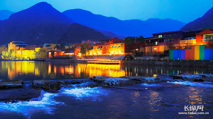 百里峡七彩艺术小镇夜景