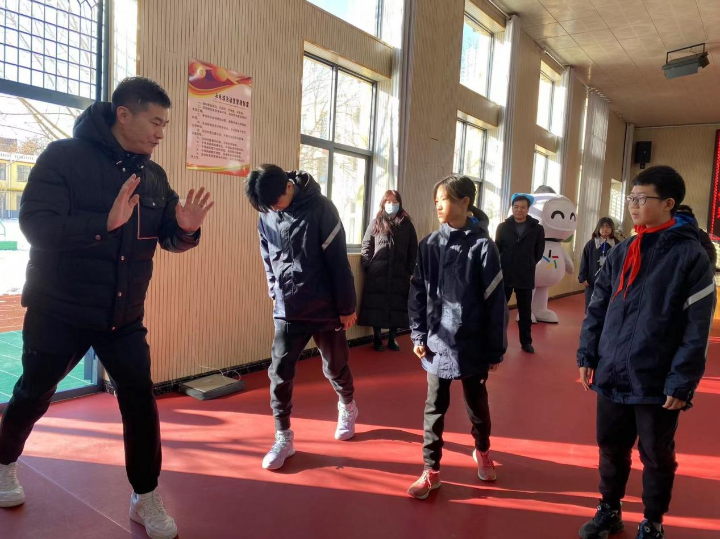史冬鹏教练受邀到石家庄藁城区廉州镇东城小学指导体育运动工作