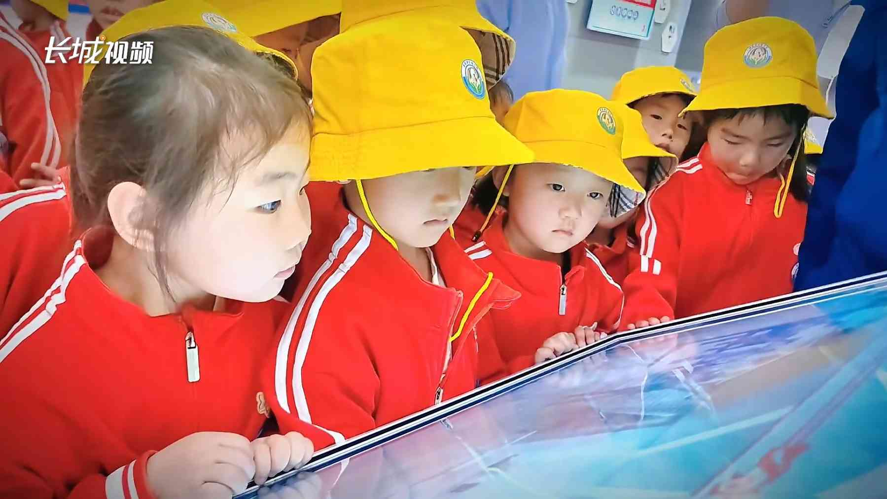 河北唐县：走进消防队 致敬火焰蓝