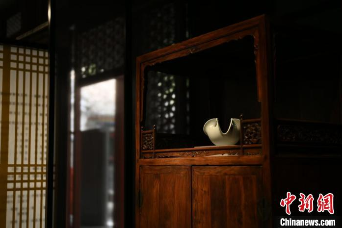 恭王府博物馆藏明清家具与现代陶艺展贯通古今时空