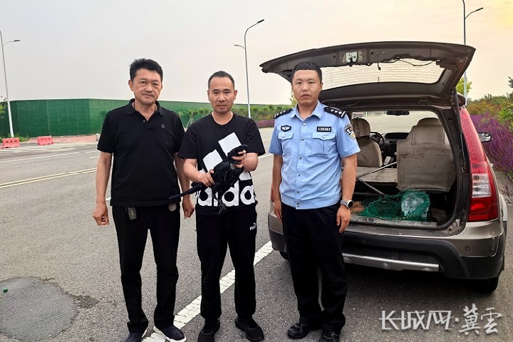 秦皇岛：警民联动守护 遇险渡鸦获救