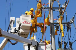 国网枣强县供电公司：带电作业“战高温” 迎峰度夏保供电