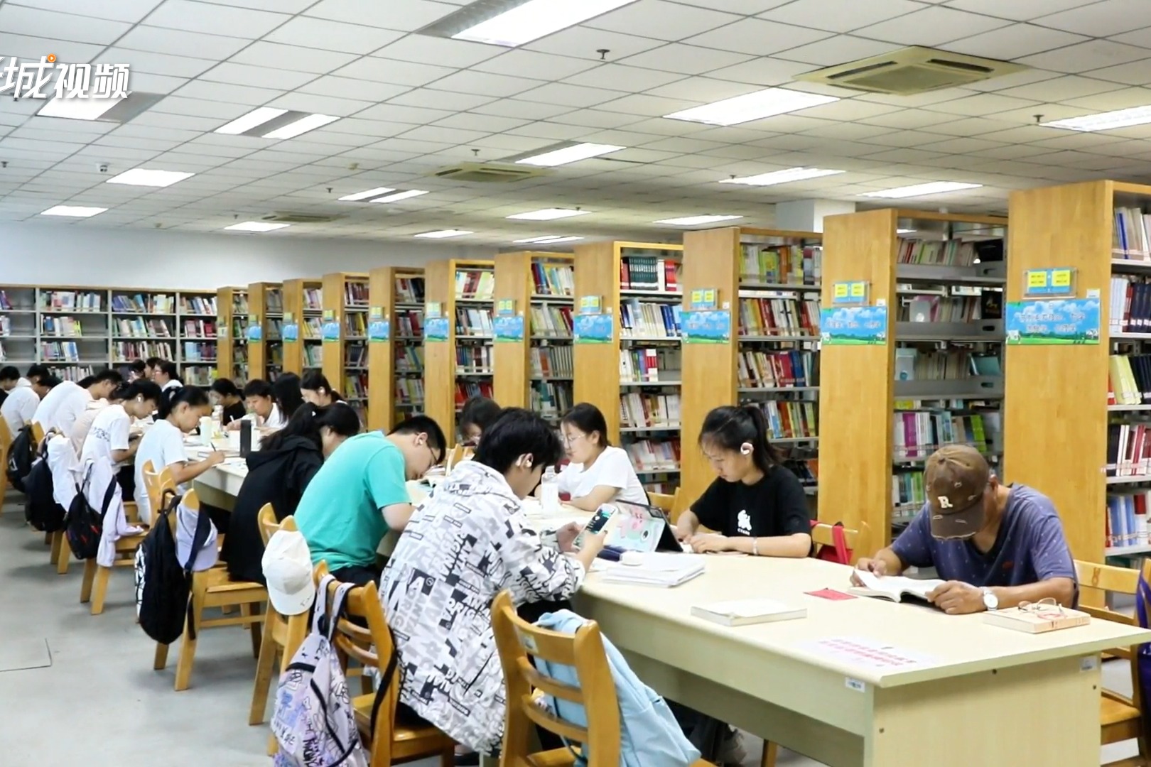 迁安图书馆抗战史料成暑期 “热门读物”
