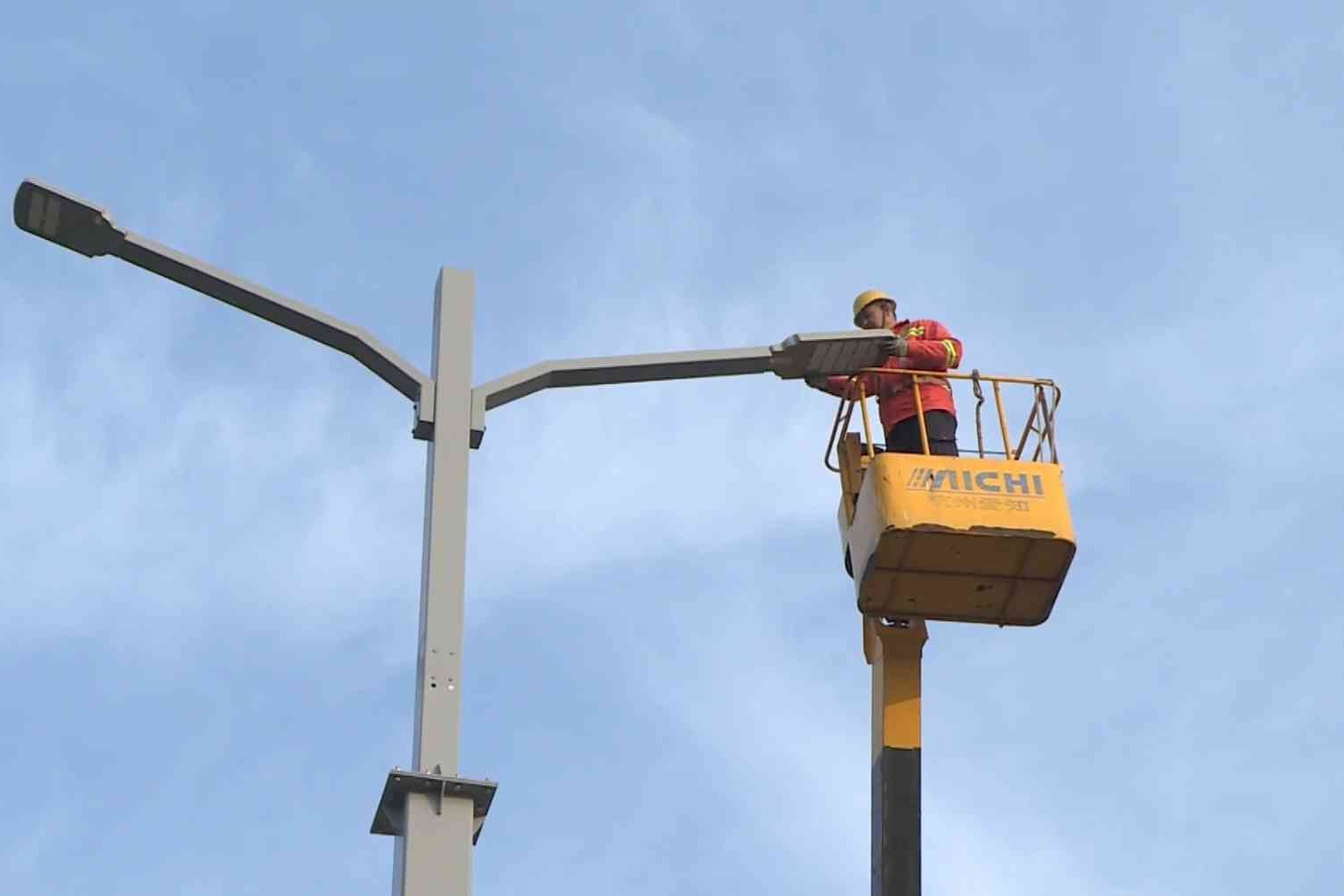 加强秋季路灯维护 提升城市照明品质