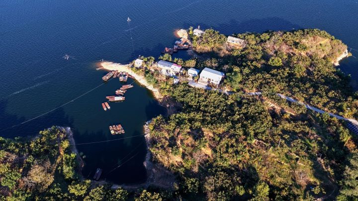 航拍河北宽城塞外蟠龙湖：山水相依 秋韵满乡入画来