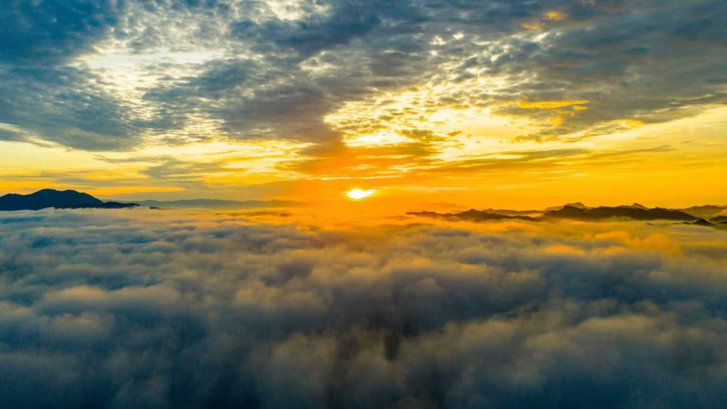 河北承德：浩瀚云海 壮美如画